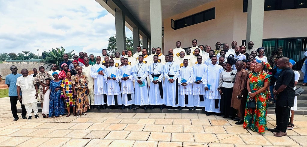 Feierliche Aufnahme und Weihen in Nigeria