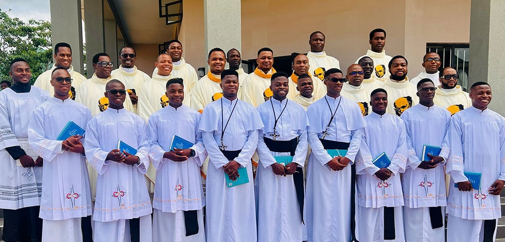Feierliche Aufnahme und Weihen in Nigeria