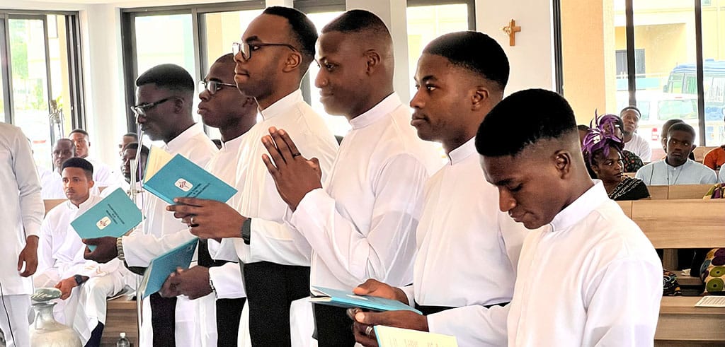 Feierliche Aufnahme und Weihen in Nigeria