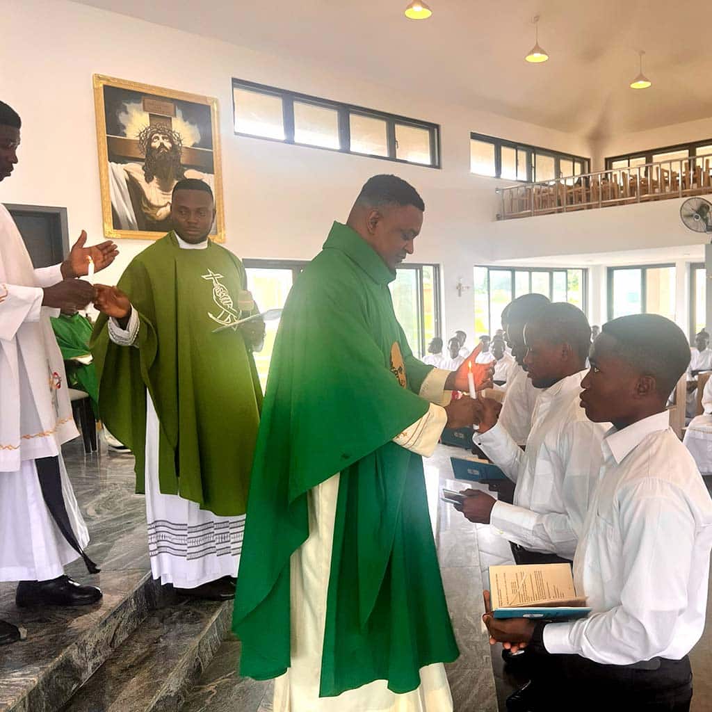 Lieder erfüllten die Königin-der-Apostel-Kapelle Ein Bericht aus Nigeria