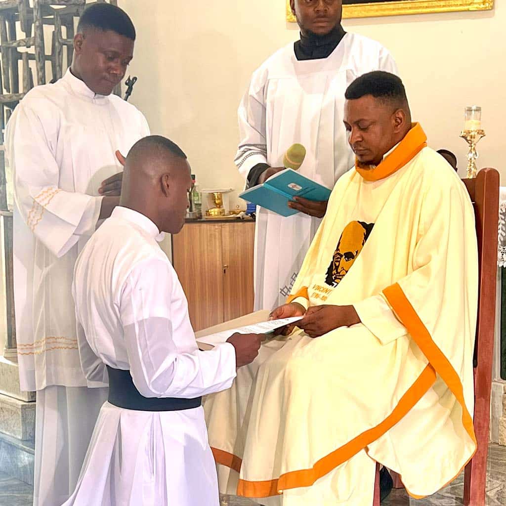 Feierliche Aufnahme und Weihen in Nigeria