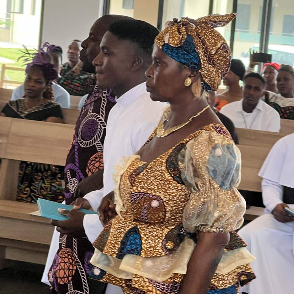 Feierliche Aufnahme und Weihen in Nigeria