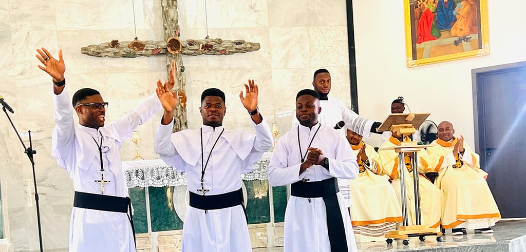 Feierliche Aufnahme und Weihen in Nigeria