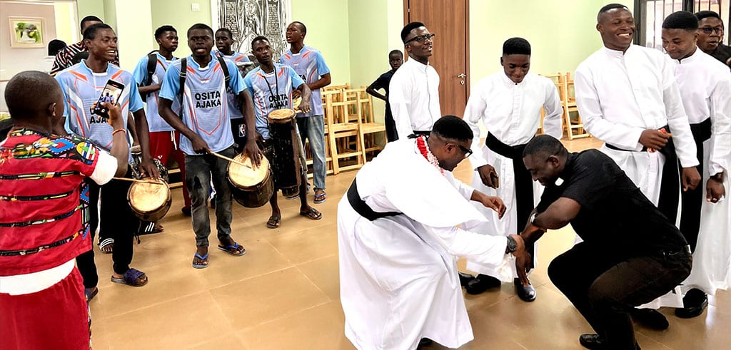 Feierliche Aufnahme und Weihen in Nigeria