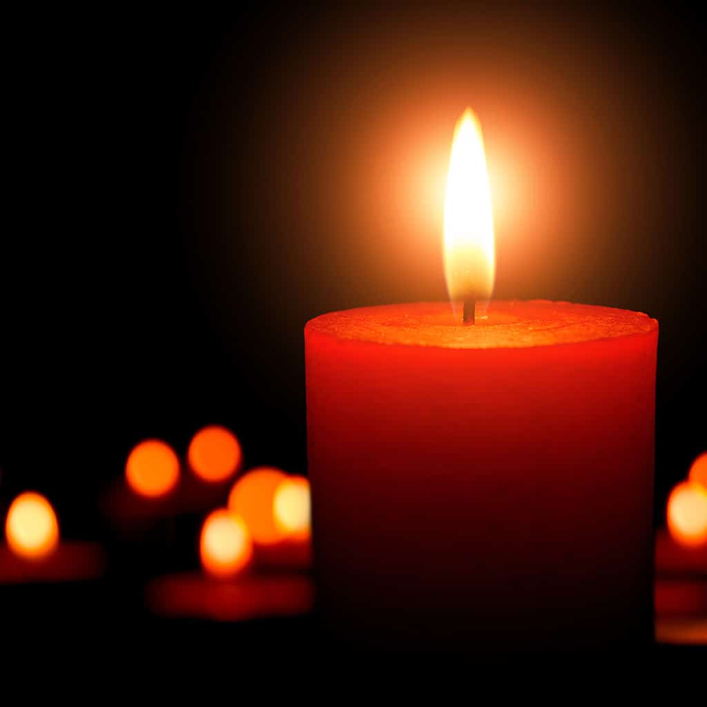 Eine Kerze erhellt die Finsternis Miteinander teilen im Advent