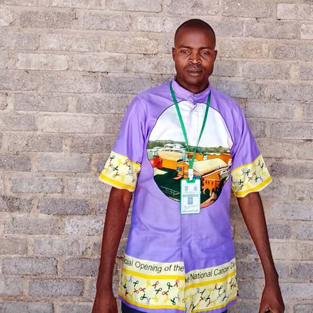 Pater Joseph am Eingang zur Notunterkunft beim Krankenhaus in Lilongwe Hilfsprojekte für Malawi: Selbständigkeit fördern – Lebenswege unterstützen