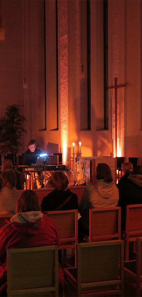 Popmusik mit Schummerlicht und Handy – Beten ohne Worte