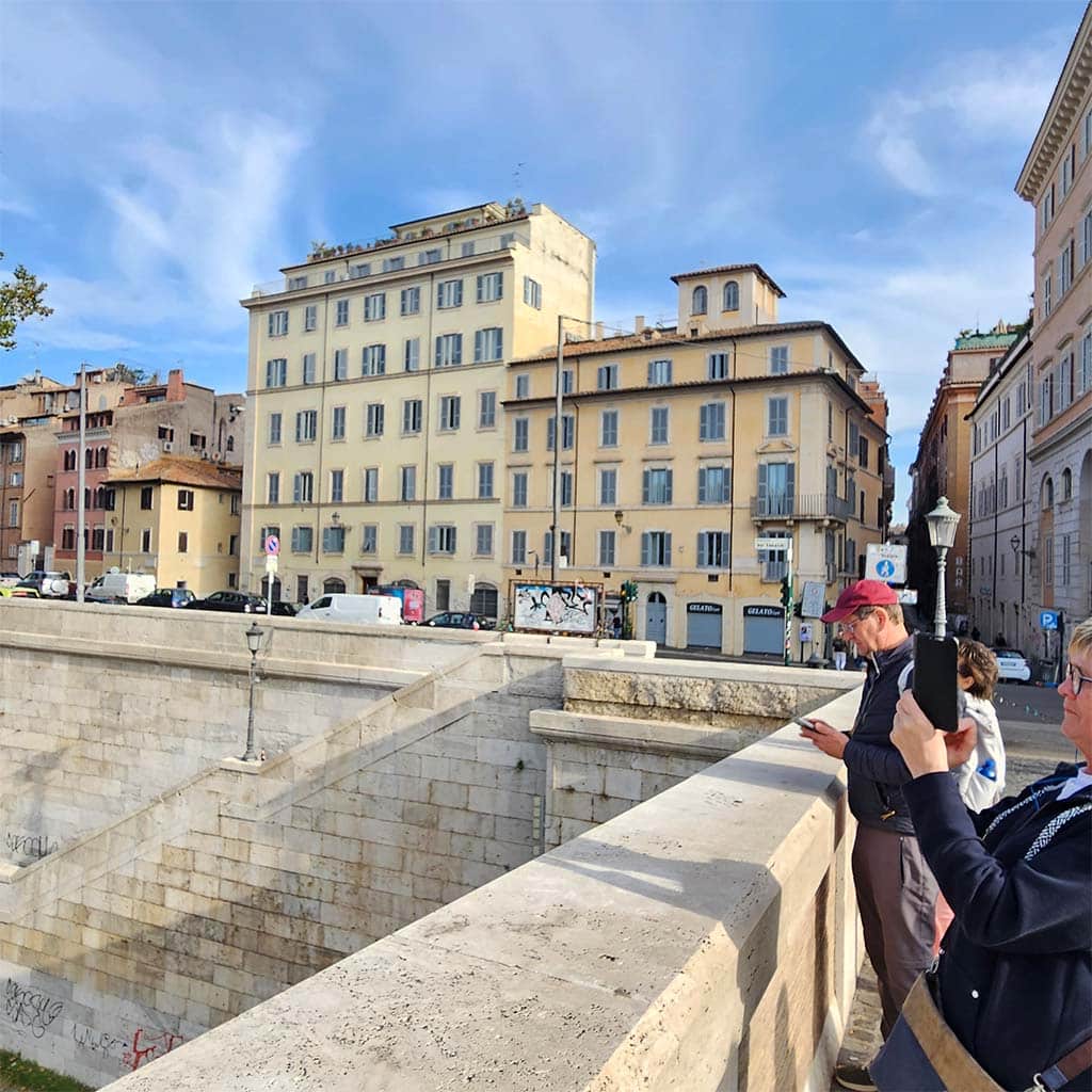 Generalat der Pallottiner in Rom, von der Ponte Sisto aus fotografiert
