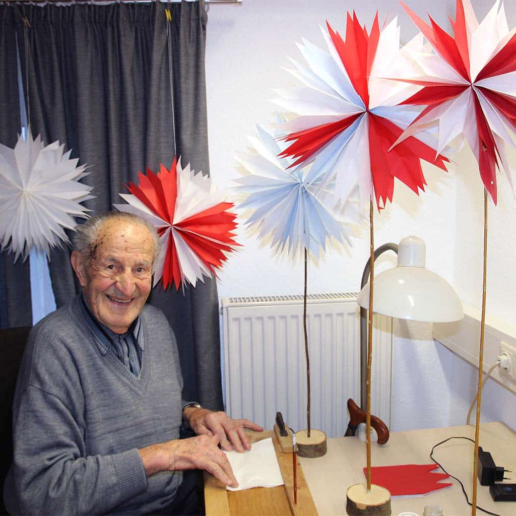 Er verzaubert Gott und die Welt mit Sternen