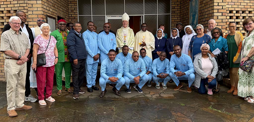 Noviziatsabschluss 2025 in Südafrika: „Viele Freundinnen und Freunde, Dozenten und Gemeindemitglieder aus den Pfarreien der Diözese, in denen wir im Laufe des Jahres mitgearbeitet haben, feierten mit uns.“ Abschluss des Noviziatsjahres 2025 in Step-Aside (George), Südafrika