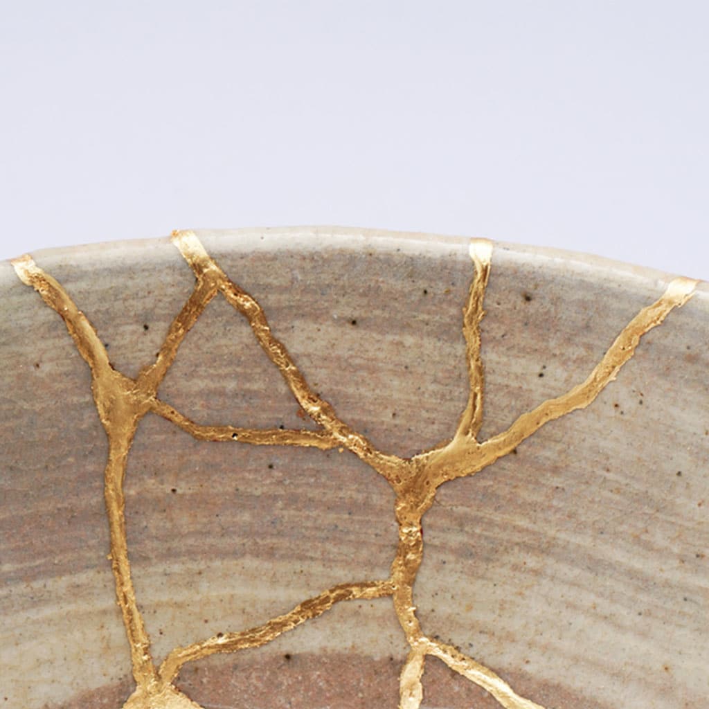 Japanische Schale mit Gold in Kintsugi Technik repariert Editorial das zeichen, Heft 1/2026