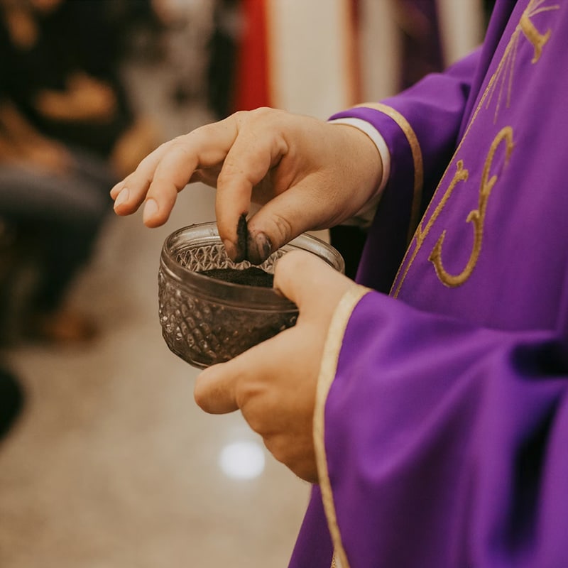 Das Aschenkreuz erinnert an die Vergänglichkeit des Menschen und lädt zur Umkehr und Buße ein.