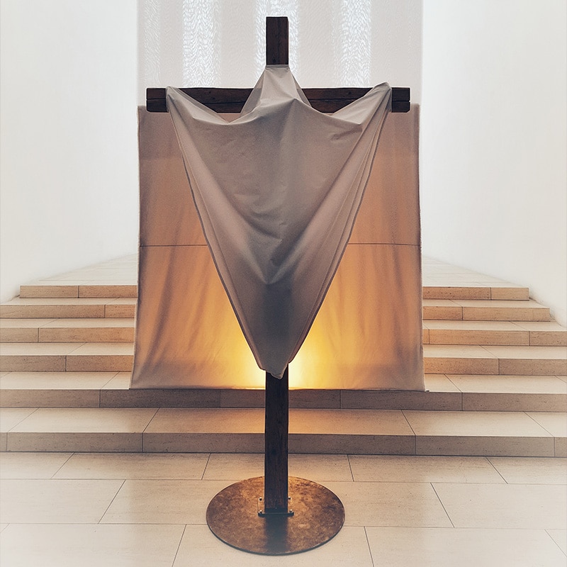Verhüllen und Enthüllen. Nicht nur in den Wochen vor Ostern trägt das Verhüllen von Kreuzen und Bildern in katholischen Kirchen zu einem neuem Sehen bei.