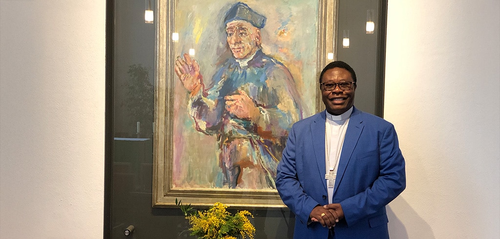 Bischof Bruno Ateba besucht das Gemälde von Vinzenz Pallotti in der Pallotti-Kirche Friedberg