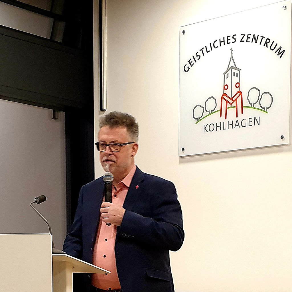 Dr. Gregor Gysi zu Gast auf dem Kohlhagen: Pater Siegfried Modenbach übernahm die Begrüßung Dr. Gregor Gysi zu Gast auf dem Kohlhagen