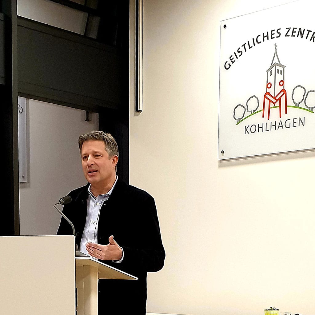 Dr. Gregor Gysi zu Gast auf dem Kohlhagen: Pater Jürgen Heite erläuterte das Thema des Abends Dr. Gregor Gysi zu Gast auf dem Kohlhagen