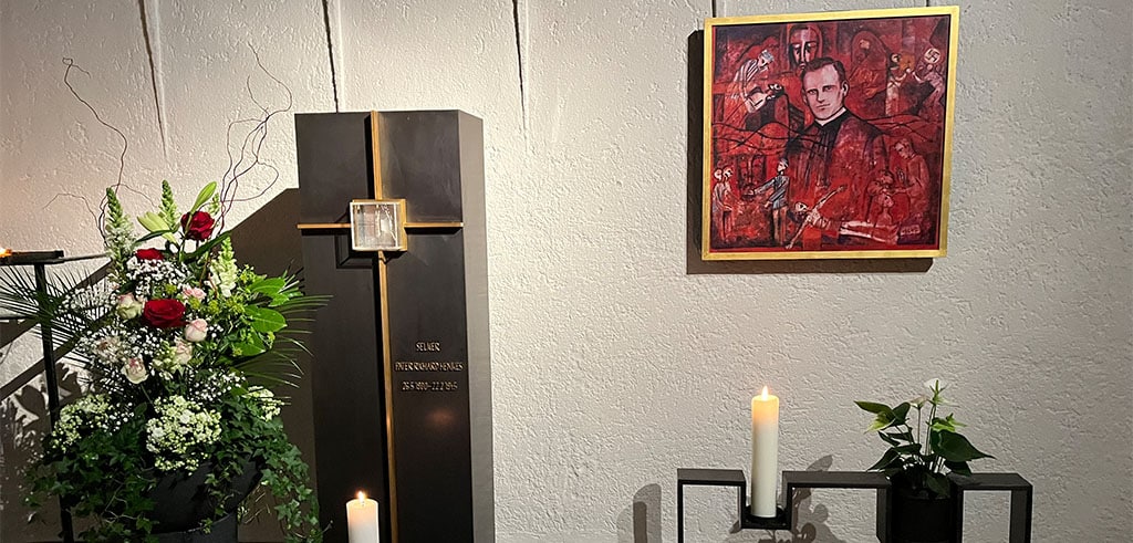Zu den festen Traditionen des Henkes-Gedenktages gehört inzwischen das Gebet des Rektors und der Gemeinde an der Gedenkstele in die Pieta-Kapelle, die die Asche des Seligen birgt