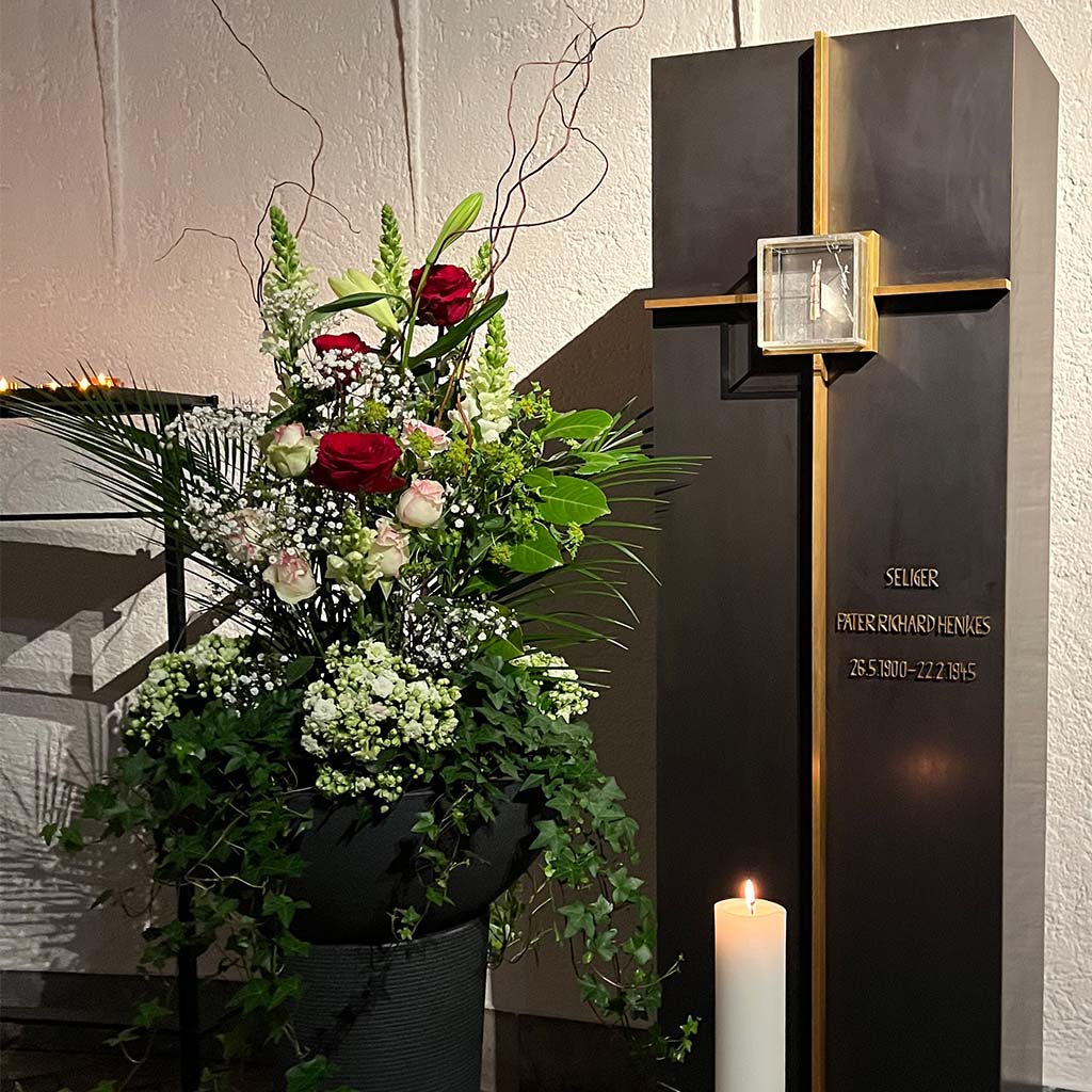 Zu den festen Traditionen des Henkes-Gedenktages gehört inzwischen das Gebet des Rektors und der Gemeinde an der Gedenkstele in die Pieta-Kapelle, die die Asche des Seligen birgt