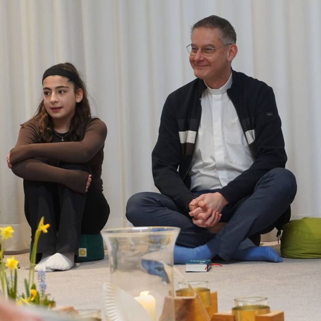 Schulbesuch in Billstedt mit Generalvikar Pater Geißler Generalvikar Pater Sascha-Philipp Geißler besucht die Katholische Schule St. Paulus in Hamburg-Billstedt