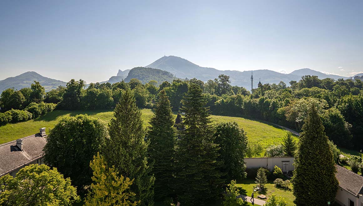 Auch heute ist das Gästehaus der Pallottiner ein besonderer Ort: Mitten in Salzburg, mitten im Grünen!