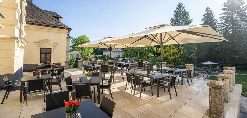 Frühstück auf der Sonnenterrasse im schönen Innenhof des Johannes-Schlössls auf dem Salzburger Mönchsberg Frühstück auf der Terrasse im schönen Innenhof des Johannes-Schlößls auf dem Salzburger Mönchsberg