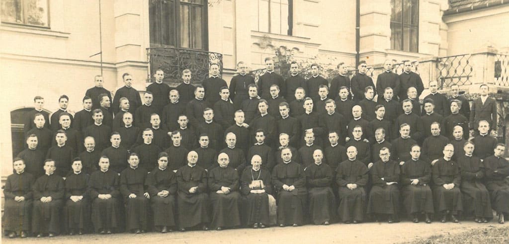 Seminaristen im Hof des Johannes-Schlössels (1937) Seminaristen im Hof des Johannes-Schlössels (1937)