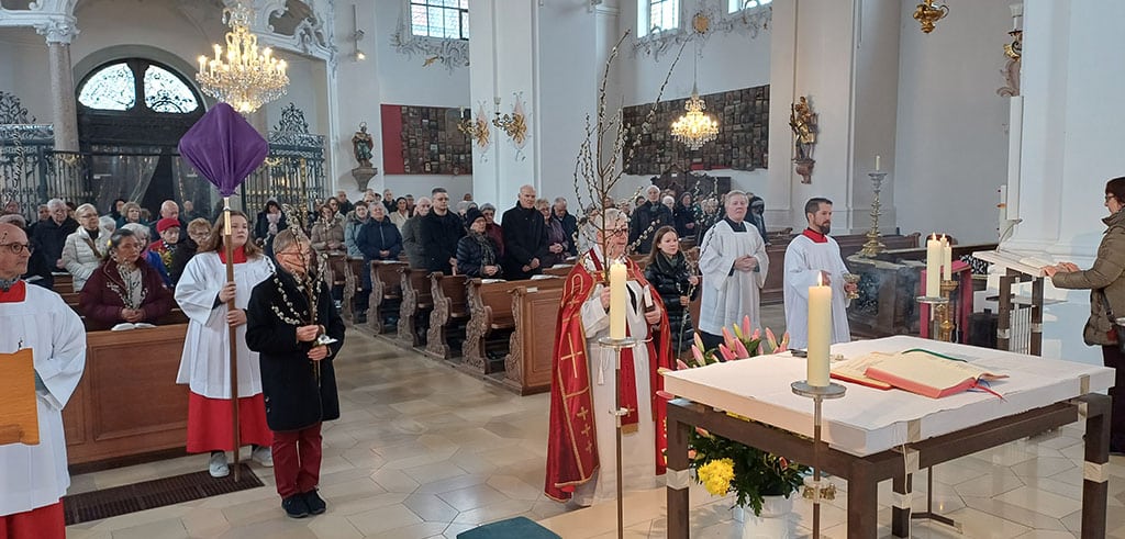 Wallfahrtsdirektor Pater Hans-Joachim Winkens segnete die Palmbuschen, und es erklang das feierliche „Hosanna dem Sohne Davids“. Die Prozession zog durch die Wallfahrtskirche.