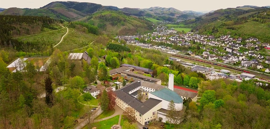 Der Jugendhof Pallotti liegt mitten im Sauerland in Lennestadt-Altenhundem Der Jugendhof Pallotti liegt mitten im Sauerland in Lennestadt-Altenhundem