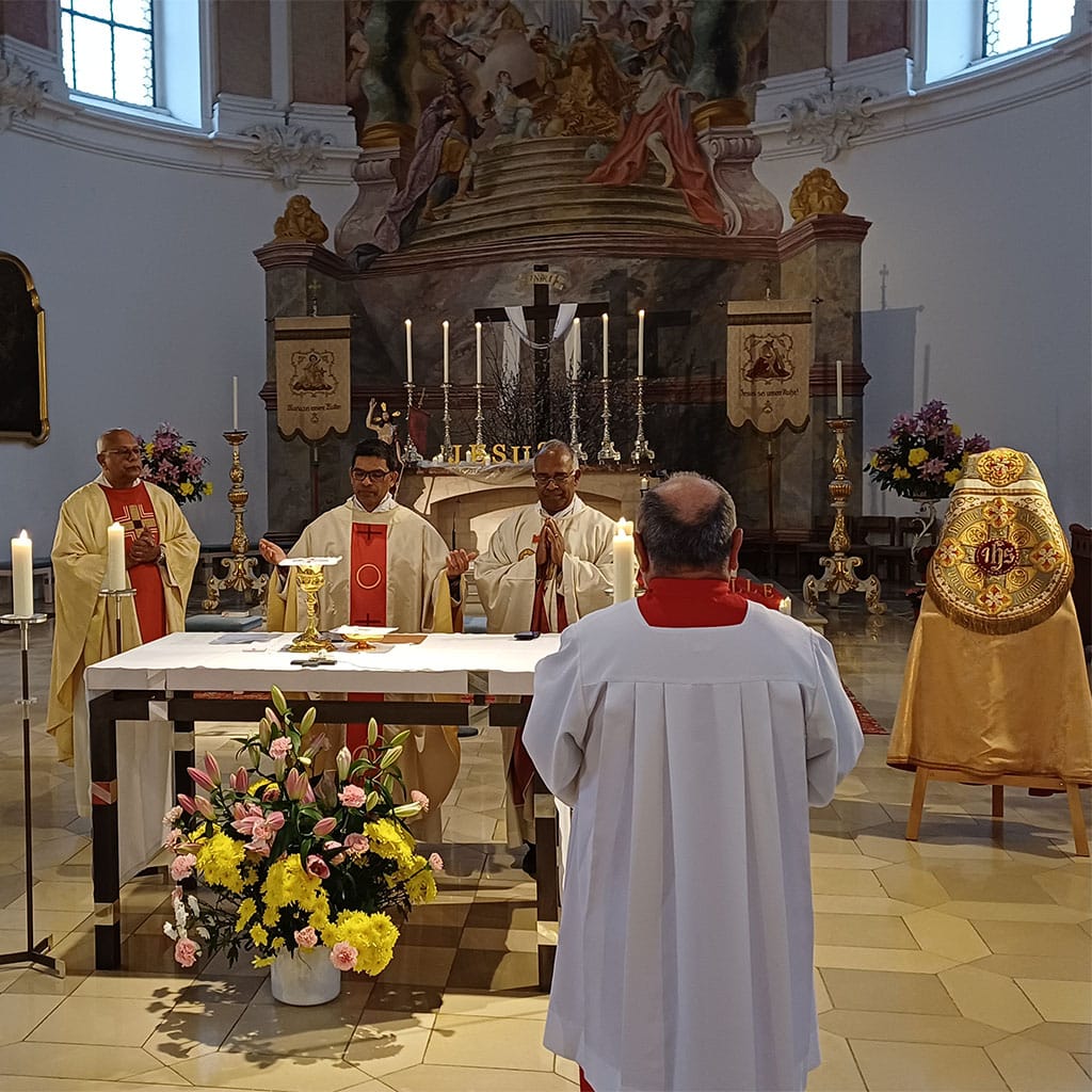 Eucharistiefeier in der Wallfahrtskirche im bayerischen Friedberg, taggenau 75 Jahre nach der Aussendung der ersten Indienmissionare 75 Jahre Pallottinermission in Indien – und Friedberg war von Anfang an ein wichtiger Ort dieser Geschichte