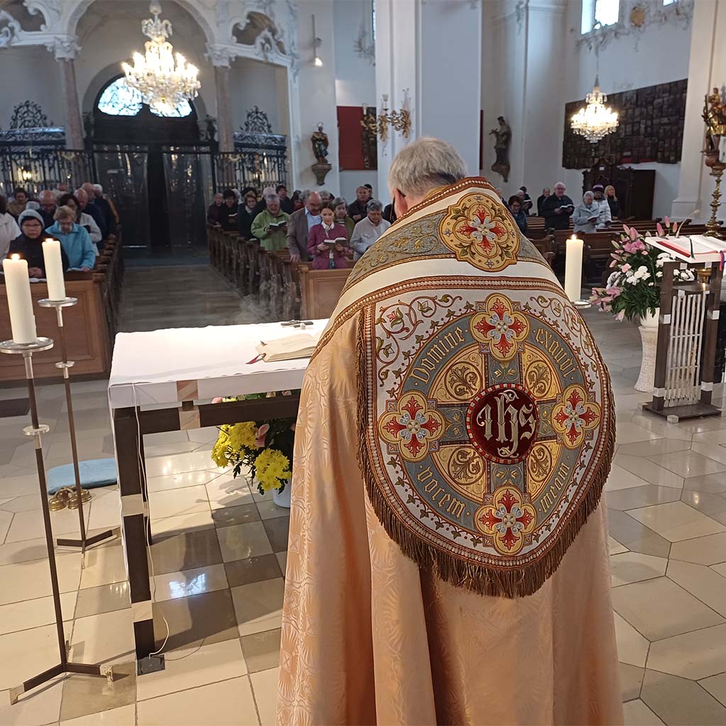 Pater Hans-Joachim Winkens mit dem Chormantel des damaligen Provinzials 1951 bei der Aussendungsfeier der Indienmissionare Pater Hans-Joachim Winkens mit dem Chormantel des damaligen Provinzials 1951 bei der Aussendungsfeier der Indienmissionare