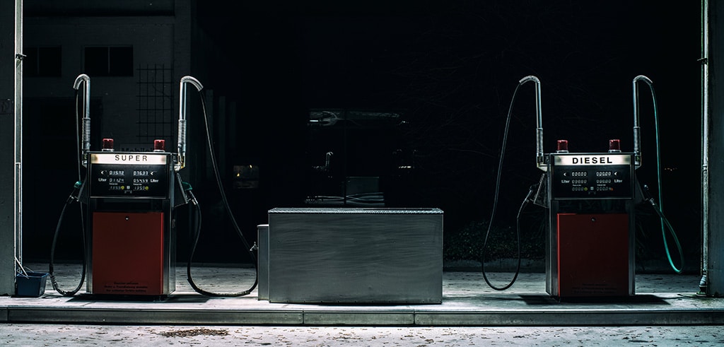 Tankstelle mit historischen Zapfsäulen: Fossile Abhängigkeiten jetzt abbauen