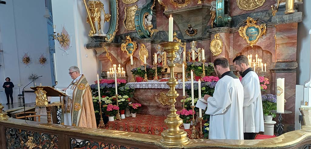 Am 1. Mai 2026 wurde in der Wallfahrtskirche Herrgottsruh der Marienmonat Mai wieder mit einer feierlichen Abendandacht eröffnet.