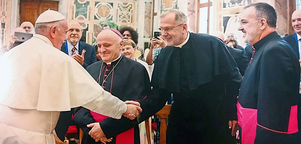 Pater Heinz Goldkuhle SAC bei einer Papstaudienz bei Papst Franziskus