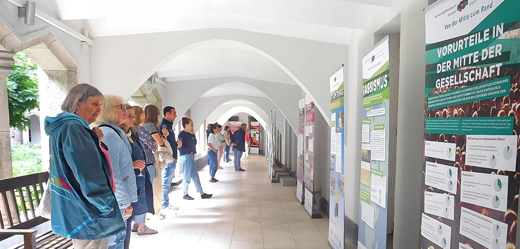 „Hier gehört sie hin“: Die Ausstellung der Omas gegen Rechts ist bei den Limburger Pallottinern angekommen „Hier gehört sie hin“: Die Ausstellung der Omas gegen Rechts ist bei den Limburger Pallottinern angekommen