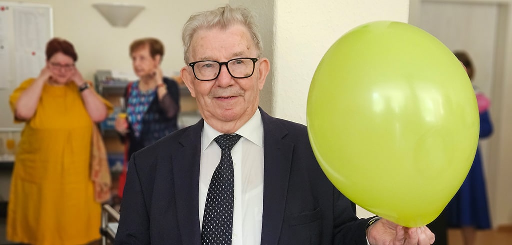 60 Luftballons platzten als fröhlicher Salut 60 Luftballons platzten als fröhlicher Salut