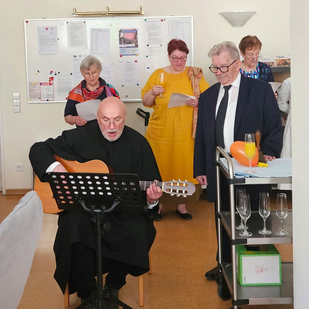 Für den Jubilar wurde ein eigens gedichtetes Lied gesungen Gratulation zum Priesterjubiläum und Verabschiedung von Pater Johannes Moosmann in Vallendar