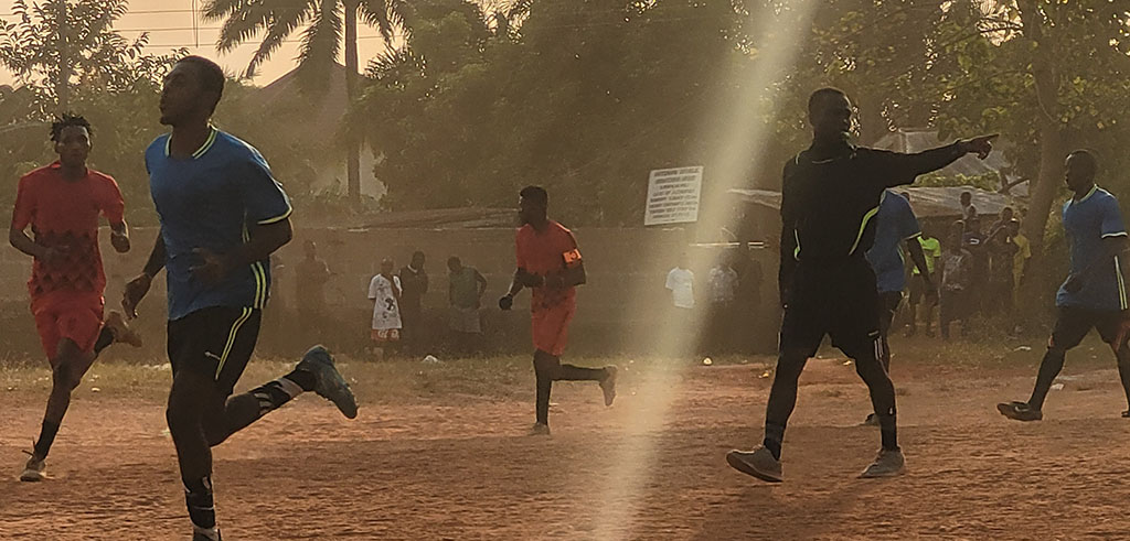 Foto: Staubiges Fußballfeld. Viele Augenkrankheiten werden durch bakterielle Infektionen, meist Bindehautentzündungen, ausgelöst oder verschlimmert. Dies stellt insbesondere in Regionen mit schlechter Wasserversorgung und mangelhaften hygienischen Bedingungen ein großes Problem dar.