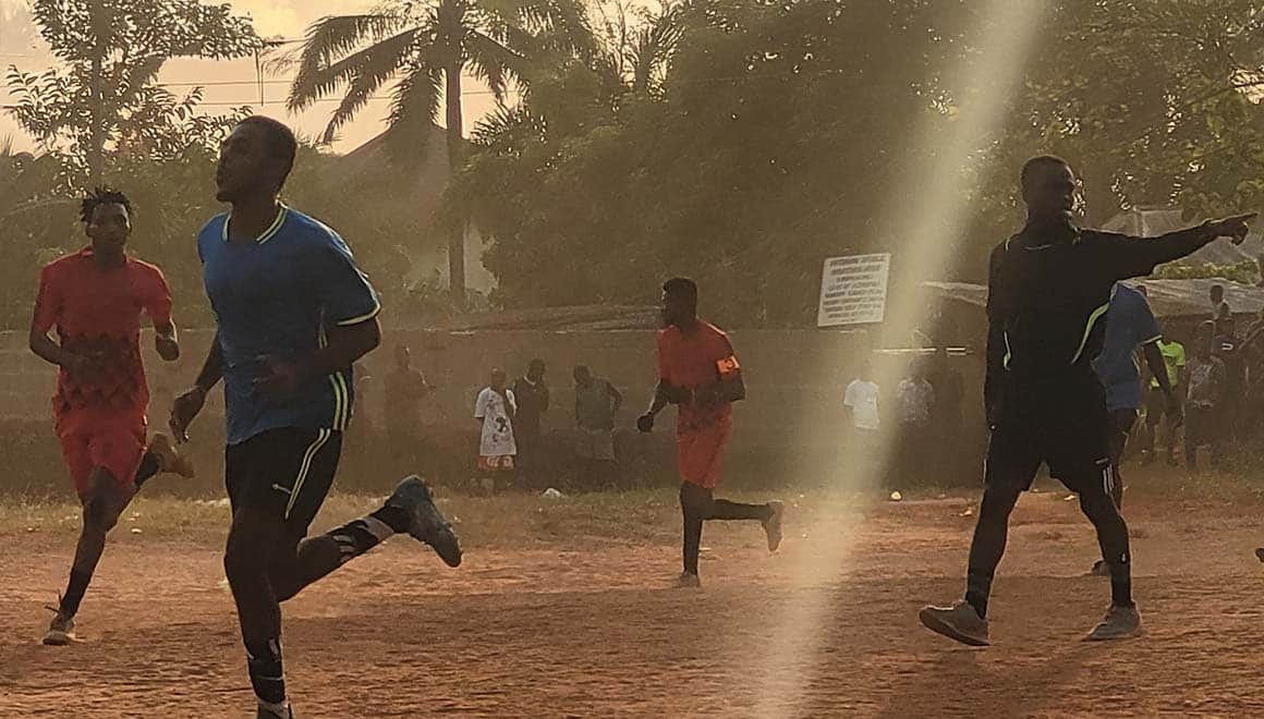 Symbolbild: Fußballmannschaft spielt auf staubigem Spielfeld. Augenklinik will Leid in Nigeria lindern