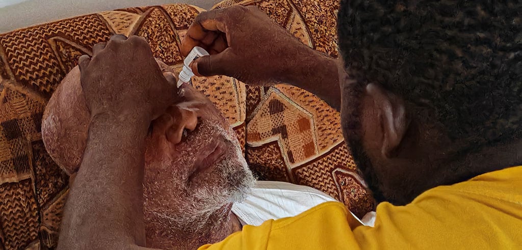 Foto: Augentropfen für den König. König Anukwu unterstützt die Pallotti-Augenklinik in Mbaukwu - er leidet selbst an einem Augenleiden und ist beinahe blind