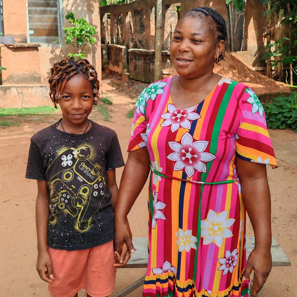 Frau Amaka Ejie ist blind und auf die Hilfe ihres jüngsten Kindes angewiesen Frau Amaka Ejie aus Mbaukwu in Nigeria ist blind