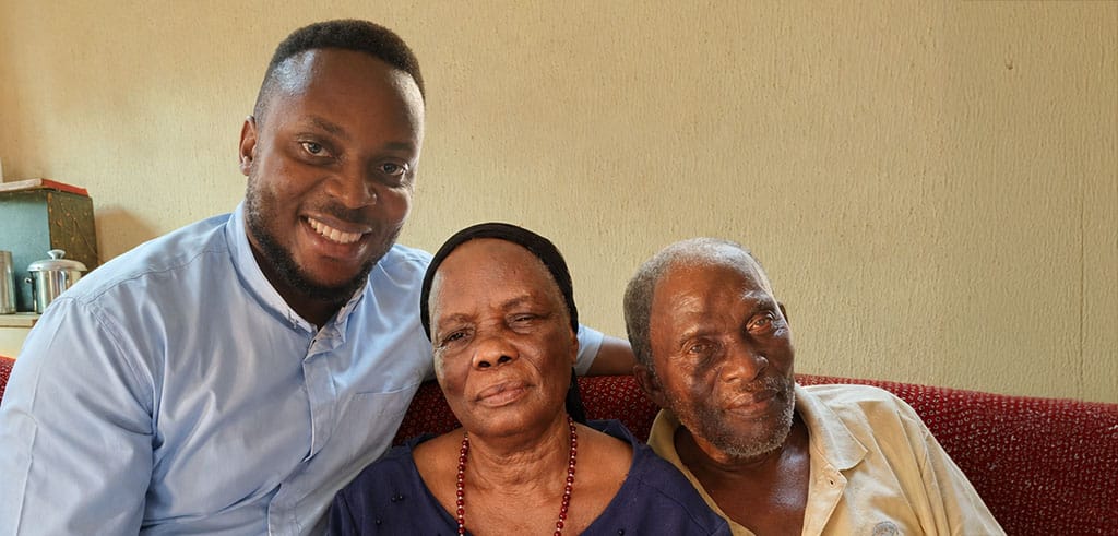 Pater Innocent zu Besuch beim Ehepaar Nwafor in Akabor, Mbaukwu – beide erblindet infolge eines nicht oder unzureichend behandelten Grünen Stars Pater Innocent zu Besuch beim Ehepaar Nwafor in Akabor, Mbaukwu – beide erblindet infolge eines nicht oder unzureichend behandelten Grünen Stars.
