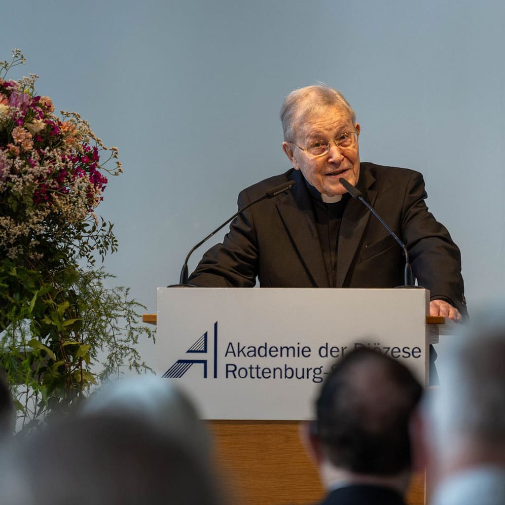 Unter dem Leitwort „Gott in der Welt von heute“ waren vom 27. bis 29. Mai 2026 mehr als hundert Gäste der Einladung der Akademie der Diözese Rottenburg-Stuttgart und dem Institut Kardinal Walter Kasper gefolgt