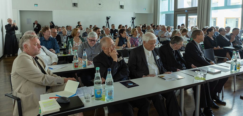 Mehr als hundert Gäste erlebten ein vielseitiges Programm mit Vorträgen, Diskussionen und persönlichem Austausch © Akademie / MH-FB.com Symposium 25 Jahre Kardinal Walter Kasper