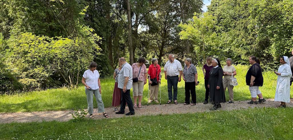 Teilnehmende der Vollversammlung der pallottinischen Unio 2026 im Park beim Provinzialat der Pallottiner im bayerischen Friedberg Teilnehmende der Vollversammlung der pallottinischen Unio 2026 im Park beim Provinzialat der Pallottiner im bayerischen Friedberg