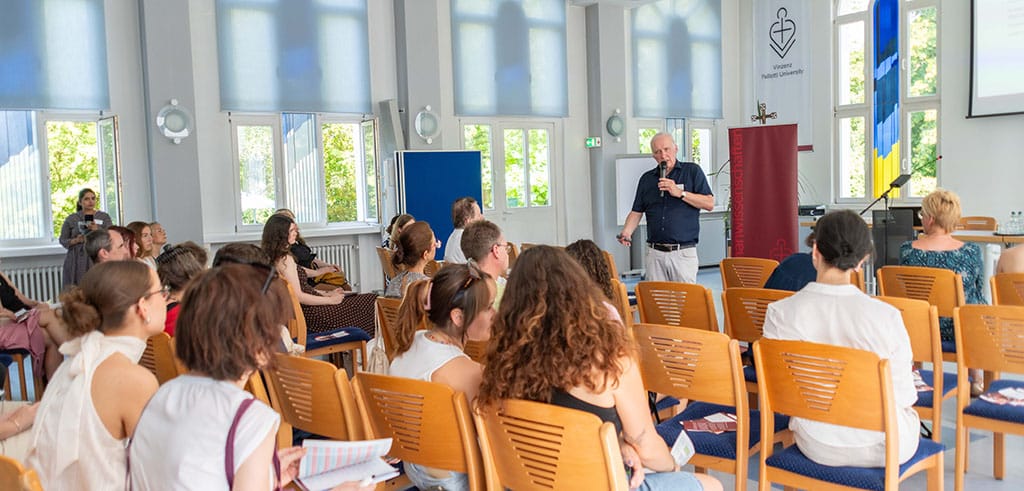 Impressionen vom Campus-Day 2026 Foto von einer Vorlesung für Interessierte beim Campus-Day 2026 in einem Hörsaal an der Vinzenz Pallotti Univerity