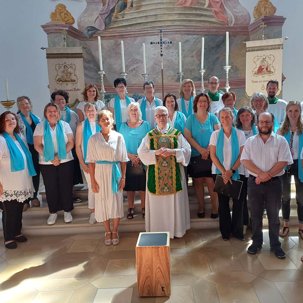 Musikalische Gestaltung des Hochamts in der Wallfahrtskirche Herrgottsruh, durch die Sängerinnen des Cantus-Chors aus Bachern Die Sängerinnen des Cantus-Chors aus Bachern (Gruppenbild nach dem Gottesdienst) gestalteten das Hochamt in der Wallfahrtskirche Herrgottsruh