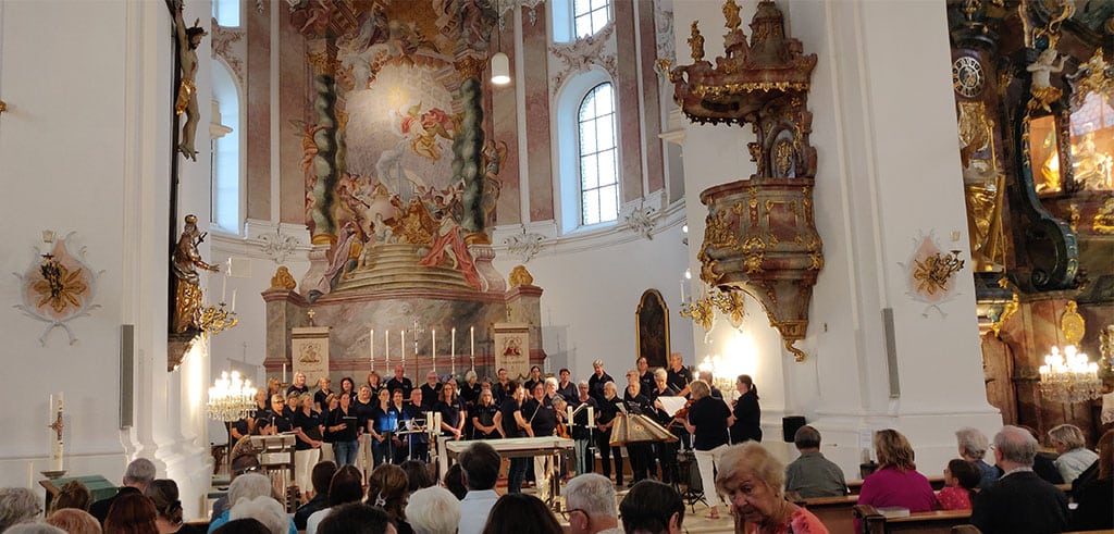 Der große Laienchor, die Jakobsingers Friedberg, gaben am Sonntag, dem 5. Juli 2026, in der Wallfahrtskirche Herrgottsruh mit einem großartigen musikalischen Sommerabendlob ihr Debut Jakobsingers Friedberg in der Wallfahrtskirche Herrgottsruh im bayerischen Friedberg