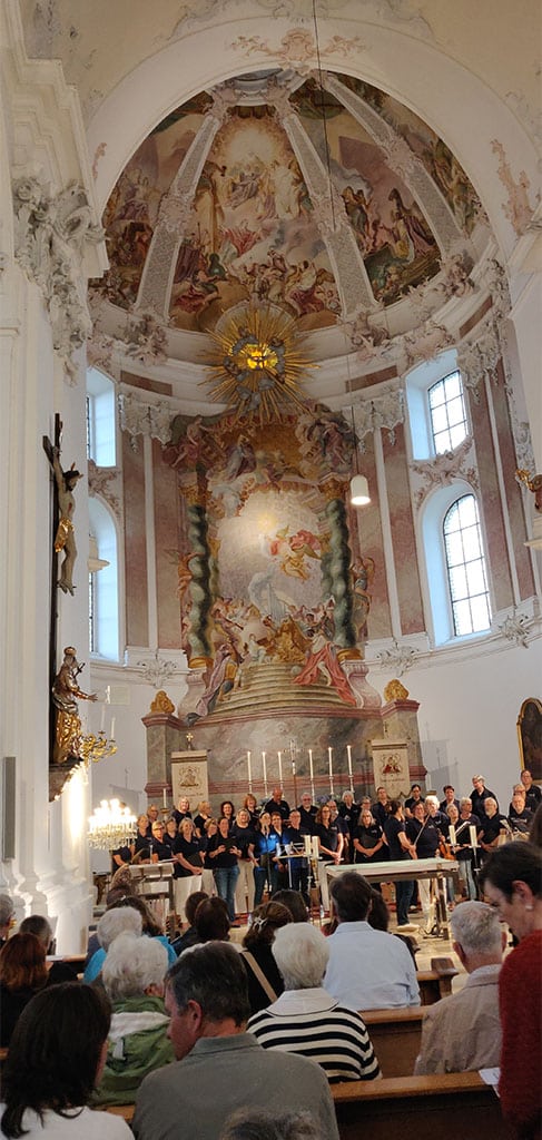 Herrgottsruh Jakobsingers 20260705 2 Der Chor Jakobsingers Friedberg und die Instrumentalgruppe der Jakobplayers im Chorraum der Wallfahtskirche Herrgottsruh