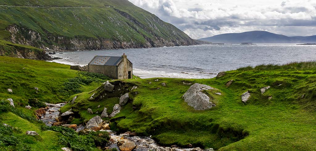 Keem Bay auf der Insel Achill Island - eine rauhe Küste in Irland