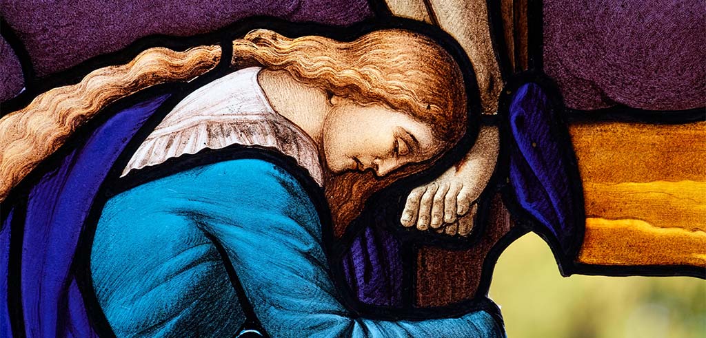 Heilige Maria Magdalena (Symbolbild) Symbolbild: Eine Frau berührt mit ihren Haaren die Füße des gekreuzigten Jesus.